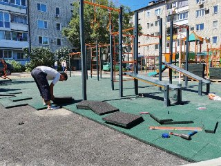 Благоустройство двора на улице Набережной: новая игровая площадка