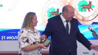 Выпускникам ЕАО вручили медали за активную жизненную позицию